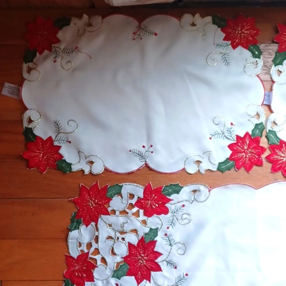 Poinsettia Red Embroidery Table Cloth 51 W 68L  Cream 5 Matching Place Settings
